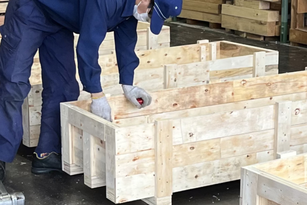 機械部品などの梱包作業 イメージ